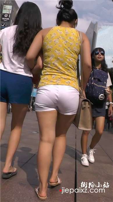 街拍圆臀热裤丰满小美女 [737 MB]