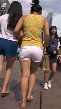 街拍圆臀热裤丰满小美女 [737 MB]
