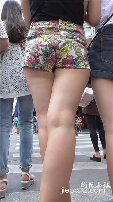 极品热裤美腿性感美女姐姐 [519 MB]