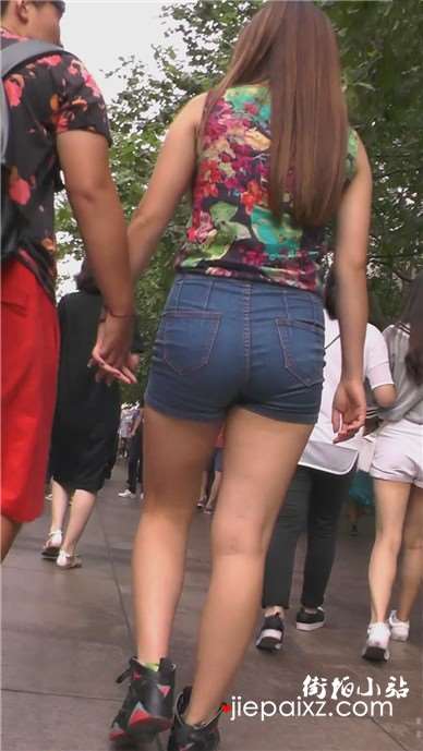 街拍前庭饱满美三角热裤丰臀美女 [1.02 GB]