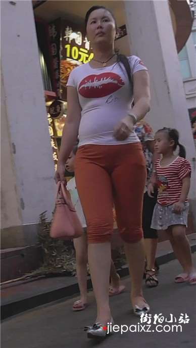 街拍肥臀紧身裤丰腴少妇 [1.32 GB]