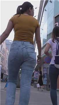 街拍紧身蓝牛性感肉臀美女 [500 MB]