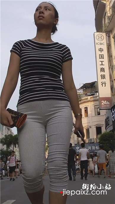 街拍美臀紧身七分裤性感美女 [351 MB]