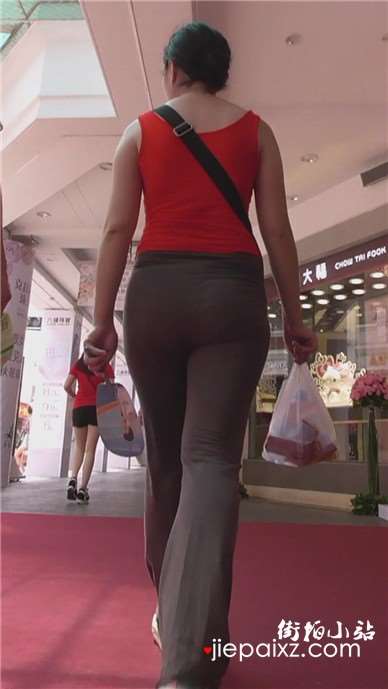 街拍红衣美臀丰腴肥臀少妇 [663 MB]