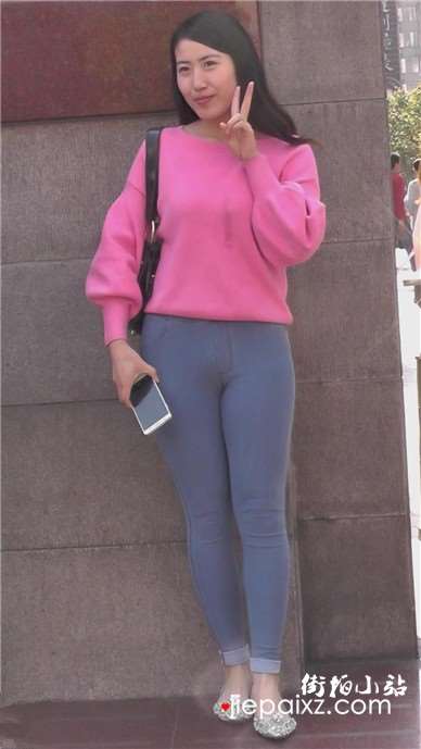 搭讪街拍紧身裤粉衣甜美女孩 [2.57 GB]