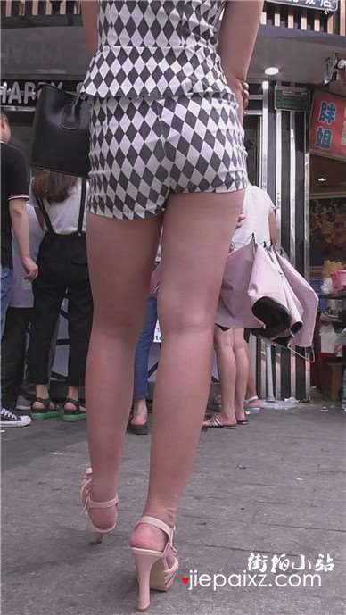 高跟鞋美腿性感少妇 [613 MB]