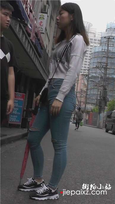 街拍翘臀紧身破洞牛仔裤小清新美眉 [1.23 GB]