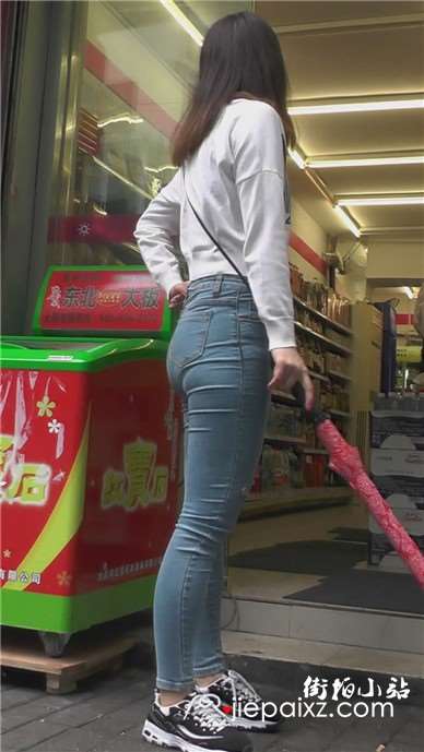 街拍翘臀紧身破洞牛仔裤小清新美眉 [1.23 GB]