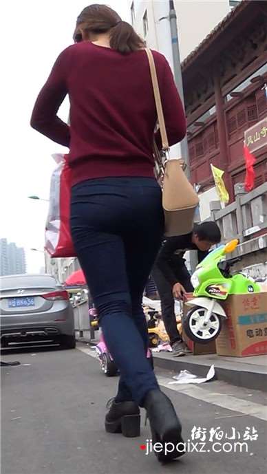街拍红衣紧身裤圆臀美眉 [341 MB]