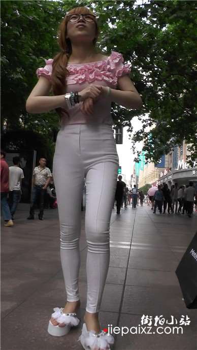 街拍白色紧身裤粉衣大美妞 [573 MB]