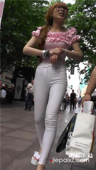 街拍白色紧身裤粉衣大美妞 [573 MB]