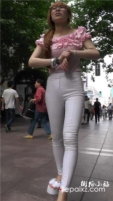 街拍白色紧身裤粉衣大美妞 [573 MB]