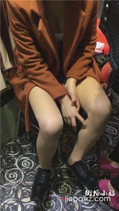 美腿热裤性感美腿小姐姐坐姿很霸气 [931 MB]