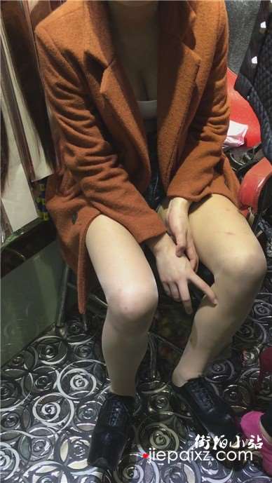 美腿热裤性感美腿小姐姐坐姿很霸气 [931 MB]