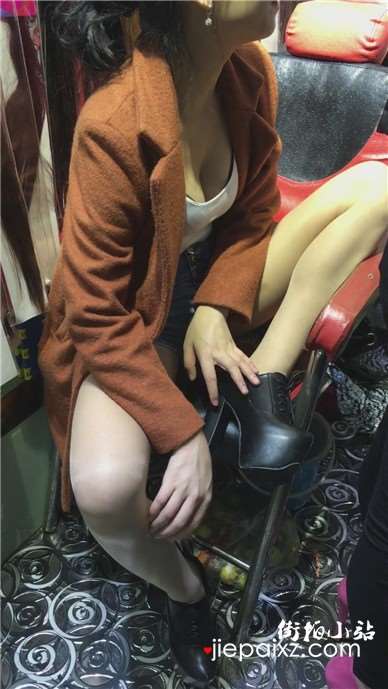 美腿热裤性感美腿小姐姐坐姿很霸气 [931 MB]