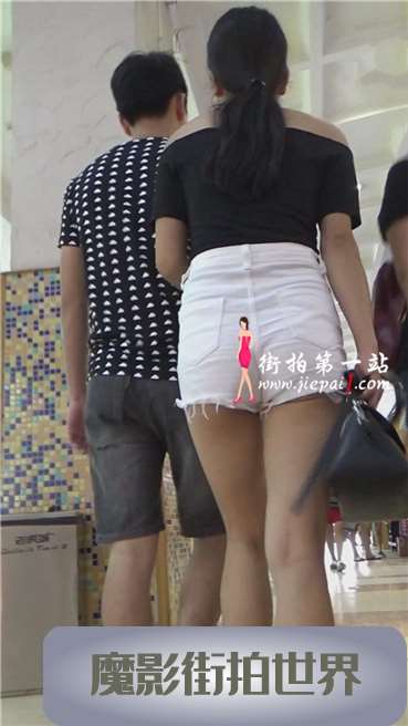 黑色T恤白色紧身短裤MM，黑白配吗？[952 MB/MP4]