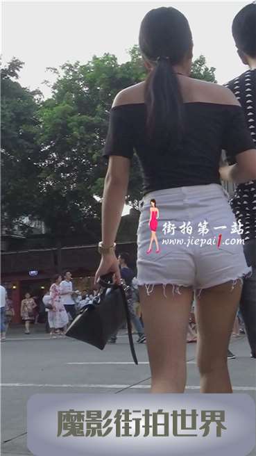 黑色T恤白色紧身短裤MM，黑白配吗？[952 MB/MP4]
