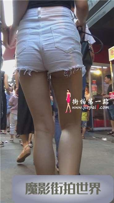 黑色T恤白色紧身短裤MM，黑白配吗？[952 MB/MP4]