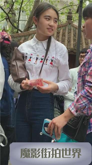 跟闺蜜路边花坛啃鸡爪的牛仔小妹，长腿高跟有几分性感！~