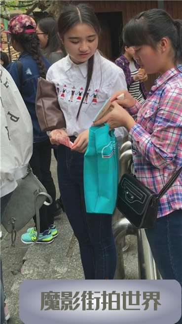 跟闺蜜路边花坛啃鸡爪的牛仔小妹，长腿高跟有几分性感！~