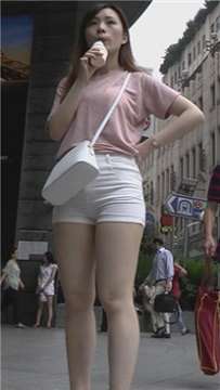 喝酸奶的女神姐姐，翘臀紧身热裤超美！[344 MB/MP4]