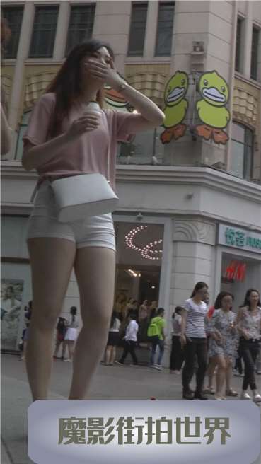 喝酸奶的女神姐姐，翘臀紧身热裤超美！[344 MB/MP4]