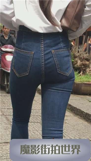 跟闺蜜路边花坛啃鸡爪的牛仔小妹，长腿高跟有几分性感！~