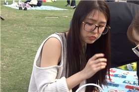 草地上的街拍短裙黑丝妹子 [343 MB/MP4]