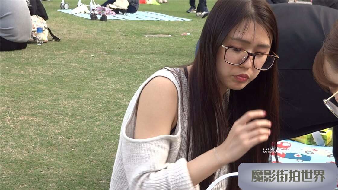 草地上的街拍短裙黑丝妹子 [343 MB/MP4]