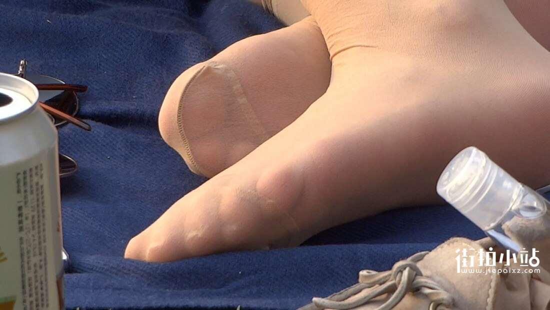 草地上的洋妞，肉色丝袜 [263 MB/MP4]