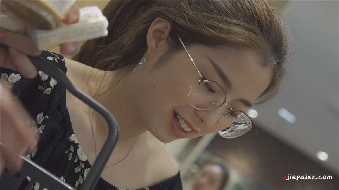 4K - 眼镜妹长得相当清秀 [2.36 GB/MP4]