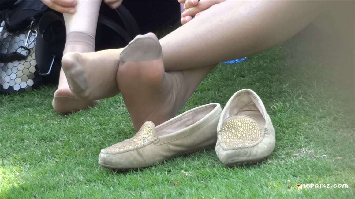 草地上闲聊的丝袜熟fu [615 MB/MP4]