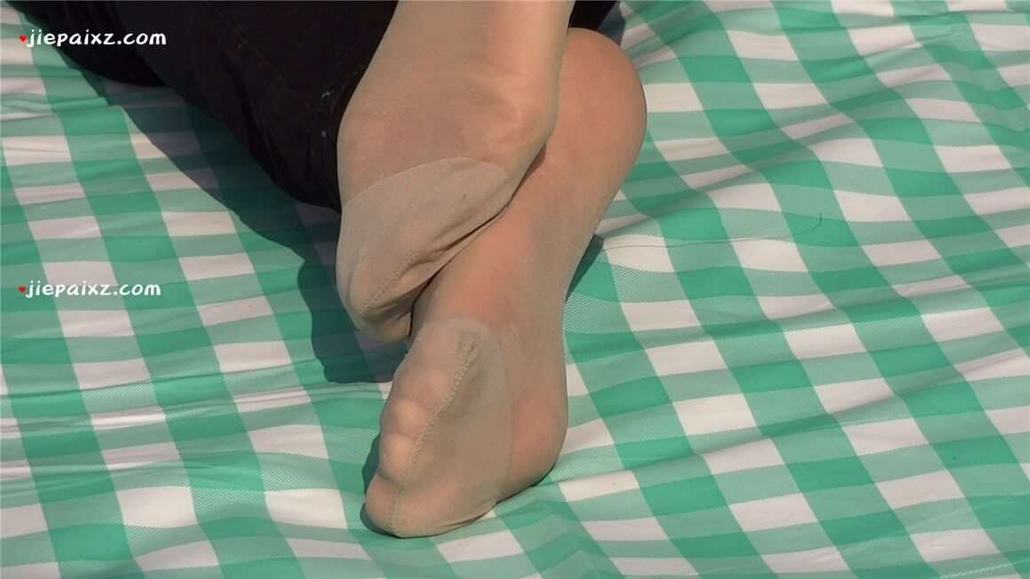 小姐姐趴着玩手机对眼睛不好哦 [0.98 GB/MP4]