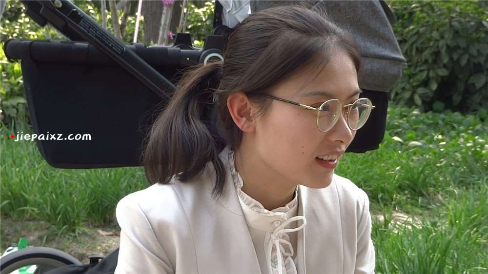 斯文眼镜妹的肉色丝袜美足，恨不得扑上去狂舔一番 [567 MB/MP4]
