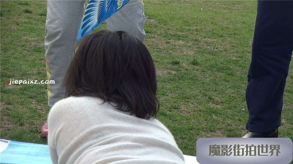 怕草坪上的薄透短丝袜女子 [421 MB/MP4]