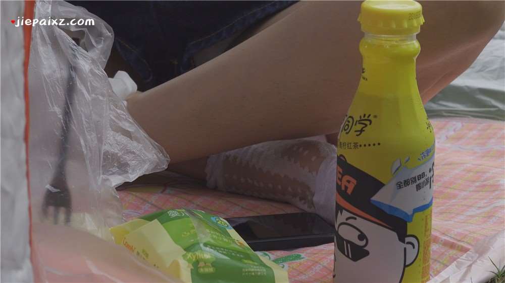 草地上的骨感美眉 [3.44 GB/mkv]