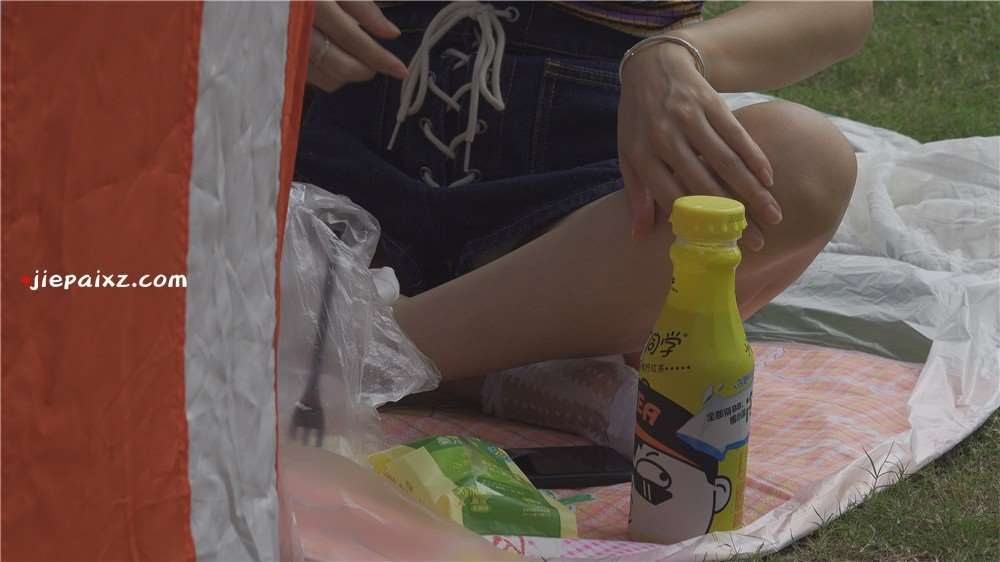 草地上的骨感美眉 [3.44 GB/mkv]