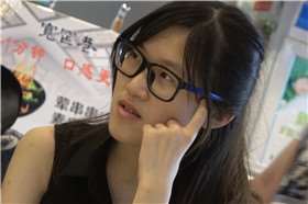 4K - 跟肥闺蜜在一起的银白色高跟眼镜妹 [1.55 GB/MP4]