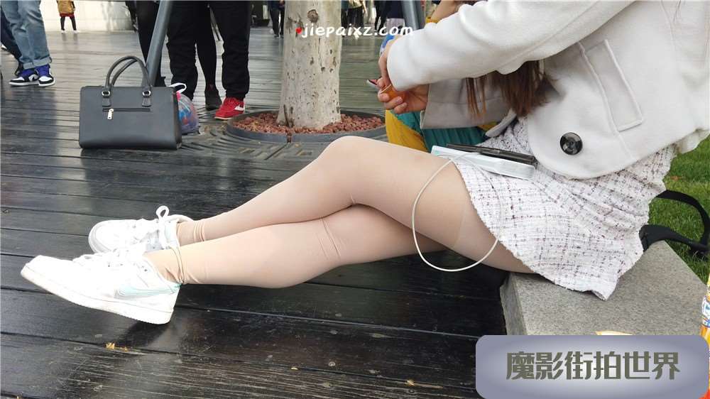 只顾着低头玩手机 [1.42 GB/MP4]