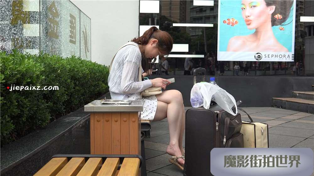 4K - 打电话的女子一双玉足极品白嫩 [3.10 GB/mp4]