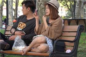 公园长椅上约会的情侣 [1.87 GB/MP4]