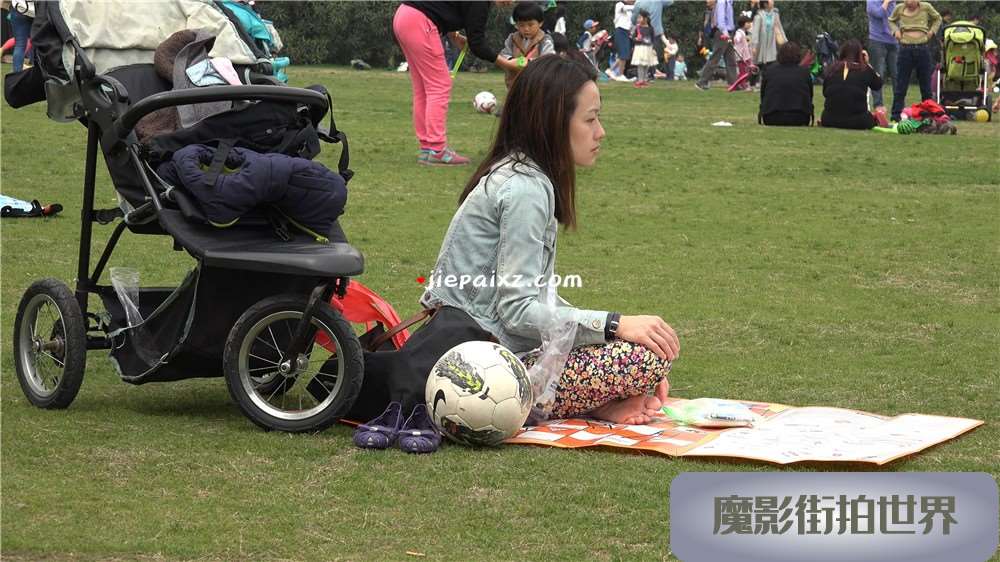 草地上带娃的花花紧身裤年轻辣妈 [4.64 GB/MP4]