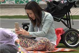 草地上带娃的花花紧身裤年轻辣妈 [4.64 GB/MP4]
