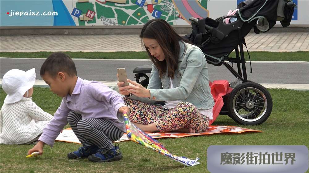 草地上带娃的花花紧身裤年轻辣妈 [4.64 GB/MP4]