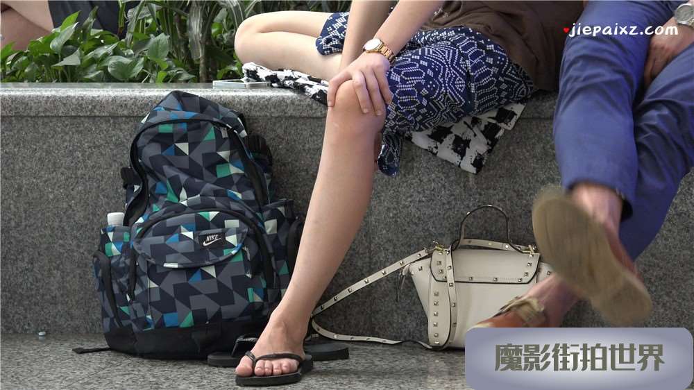 苗条的人字拖美眉 [1.22 GB/MP4]