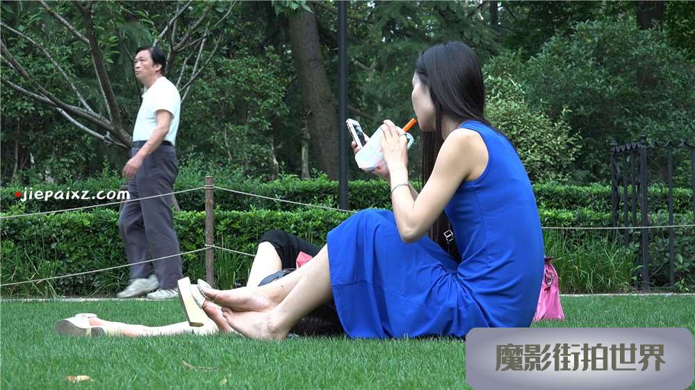 草地上的两位美足少F [5.26 GB/MP4]