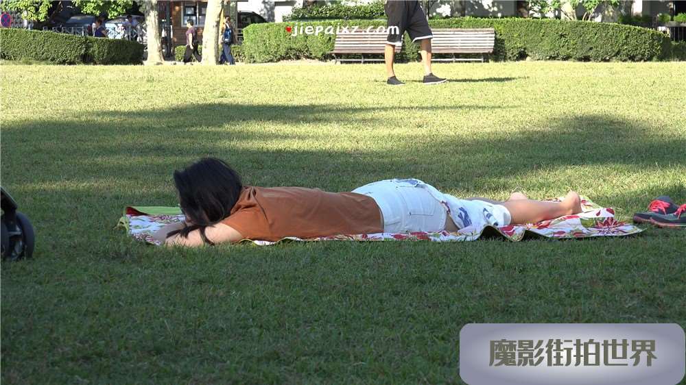 草坪上带娃休闲的墨镜辣妈 [5.51 GB/MP4]