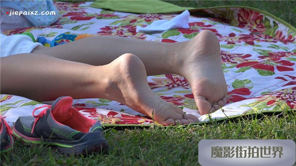 草坪上带娃休闲的墨镜辣妈 [5.51 GB/MP4]