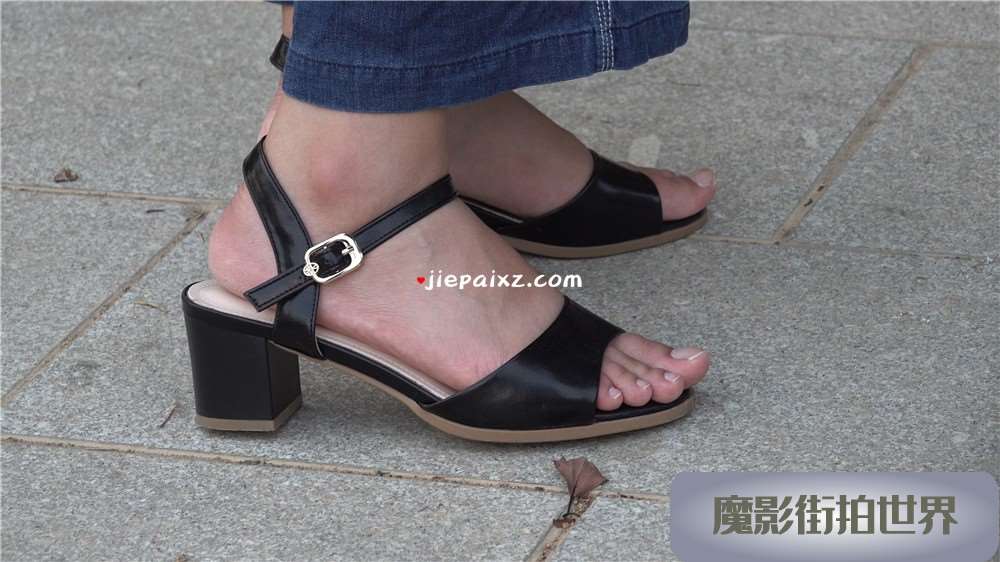 超白嫩玉足美女 [1.00 GB/avi]