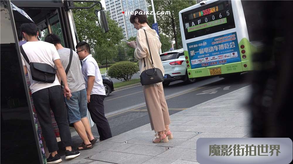 短发小姐姐不但人长得清秀，一双粉嫩玉足更是令人垂涎